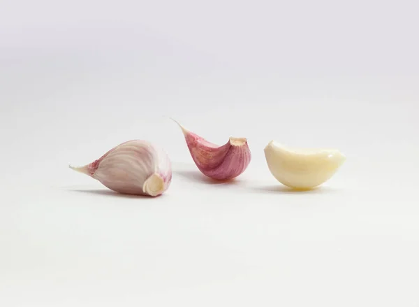 Dientes de ajo aislados en blanco — Foto de Stock