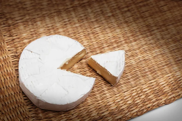 Tranches fraîches de fromage Camembert naturel — Photo