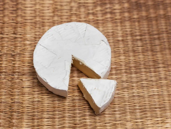 Tranches fraîches de fromage Camembert naturel — Photo