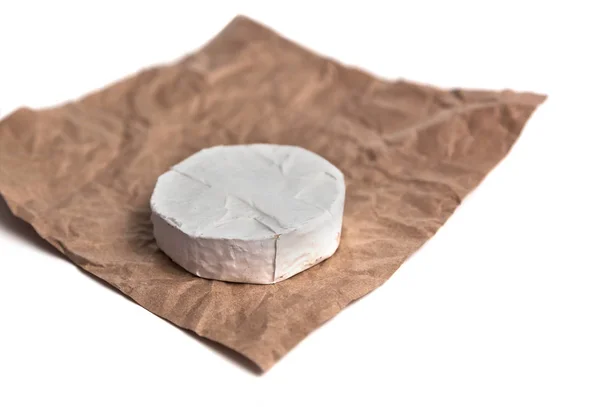 Queso Camembert fresco es un natural, en papel Kraft —  Fotos de Stock