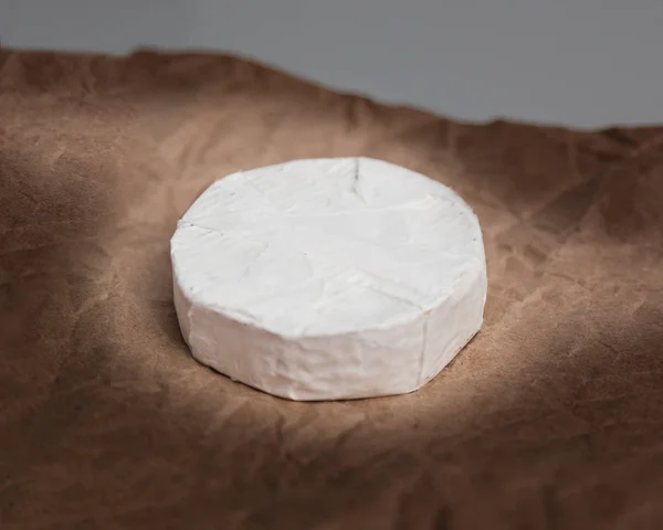 Fromage Camembert frais est un naturel, sur papier kraft — Photo