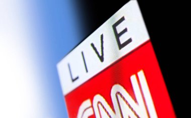 Bir tv İzleyicisi ekranda Cnn logosunun fotoğraf