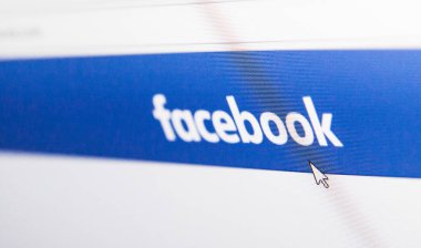 Facebook logo ana sayfasında bir monitör ekran