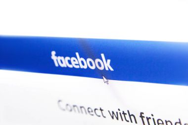 Facebook logo ana sayfasında bir monitör ekran