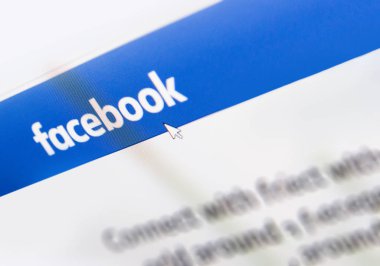Facebook logo ana sayfasında bir monitör ekran