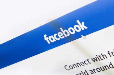 Facebook logo ana sayfasında bir monitör ekran