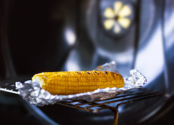 铝箔在烤架上烤的玉米 — 图库照片