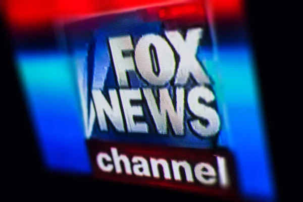 Zdjęcie z logo chanel Fox News na ekranie monitora tv — Zdjęcie stockowe