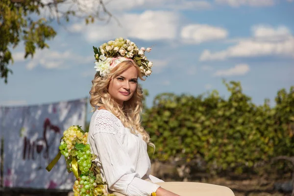 Hermosa mujer con corona de flores en la cabeza — Foto de Stock