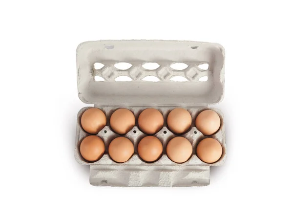 Yumurta beyaz zemin üzerine karton raf — Stok fotoğraf