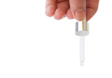 Bir tıp pipet tutan el