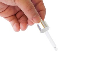 Bir tıp pipet tutan el