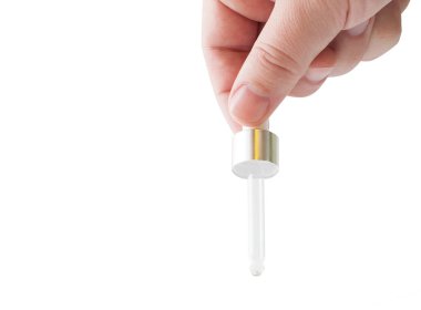 Bir tıp pipet tutan el