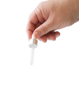 Bir tıp pipet tutan el