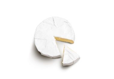 Taze dilim Camembert peyniri beyaz arka plan üzerinde doğal