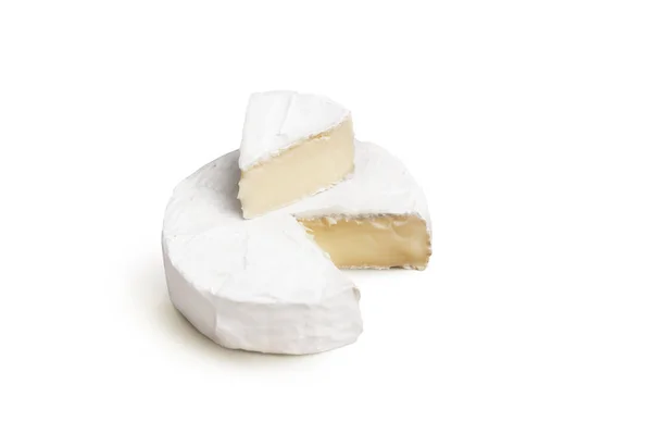 Свежий ломтик сыра Camembert натуральный на белом фоне — стоковое фото