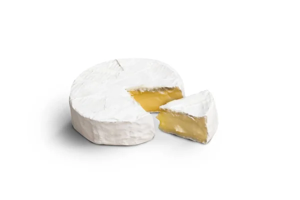 Rebanada fresca de queso Camembert natural sobre fondo blanco —  Fotos de Stock