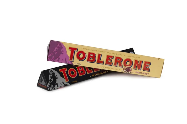 Toblerone ช็อคโกแลตนมสวิสกับน้ําผึ้งและอัลมอนด์ตังเมใน — ภาพถ่ายสต็อก