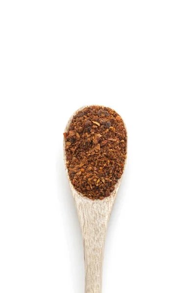 Especia de pimentón rojo molido en cuchara de madera aislada o — Foto de Stock