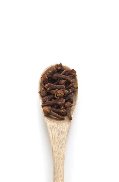Clavos de olor especias en cuchara de madera aislada en blanco — Foto de Stock