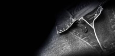 Wrangler izole siyah arka plan üzerinde siyah ceket