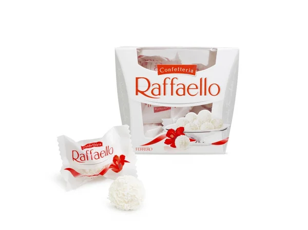 Ferrero Raffaello i en eske med hvit bakgrunn . – stockfoto