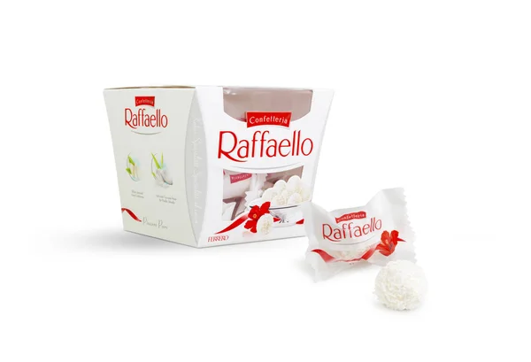 Ferrero Raffaello i en eske med hvit bakgrunn . – stockfoto