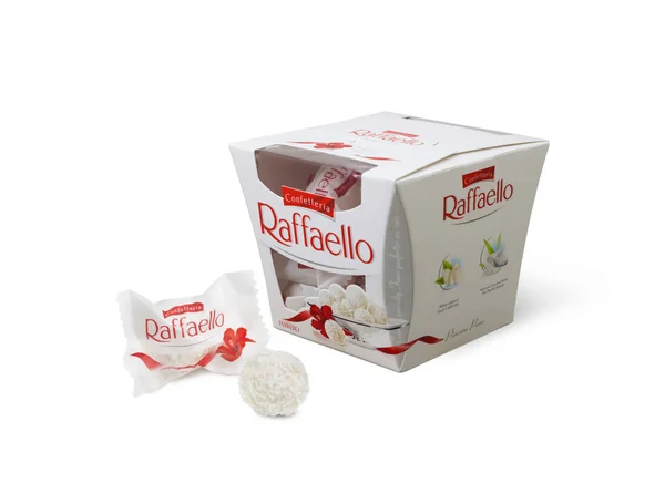 Ferrero Raffaello em uma caixa sobre fundo branco . — Fotografia de Stock