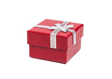 Gümüş kurdele beyaz zemin üzerine izole kırmızı hediye kutusu