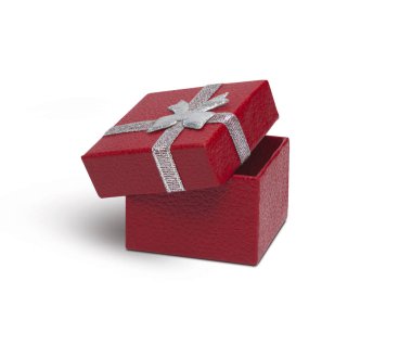 Açık kırmızı hediye kutusu ile gümüş kurdele beyaz adam izole