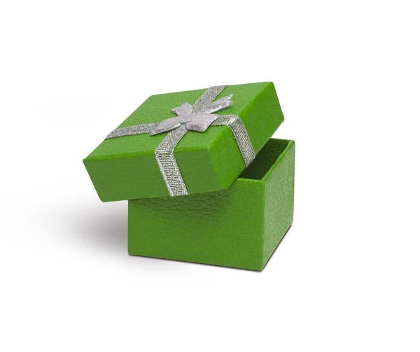 打开绿色礼品盒与银色丝带隔绝在白色 backgro — 图库照片