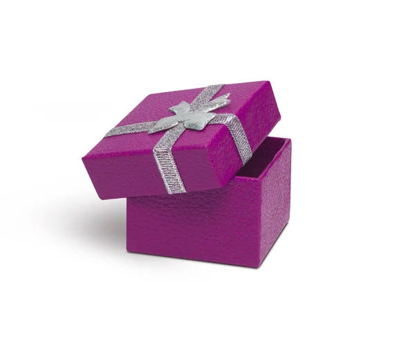 白色 backgr 上的银色丝带打开紫色礼品盒 — 图库照片
