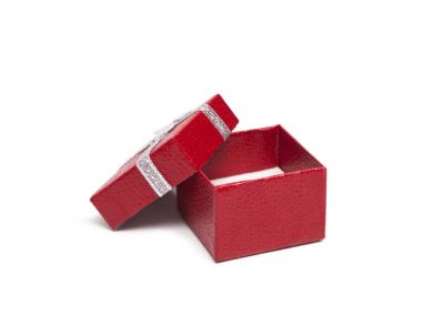 Açık kırmızı hediye kutusu ile gümüş kurdele beyaz adam izole