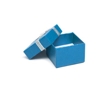 Açık mavi hediye kutusu ile gümüş şerit üzerinde beyaz backgrou izole