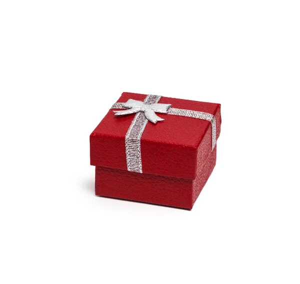 Czerwone pudełko z srebrnej wstążki na białym tle — Zdjęcie stockowe