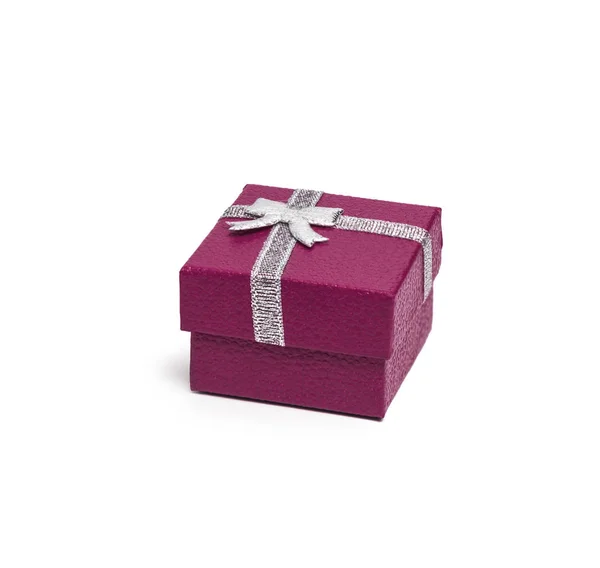 紫色礼品盒, 带银色丝带隔离 — 图库照片