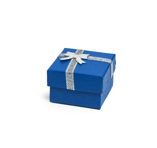 Niebieskie pudełko z srebrnej wstążki na białym tle — Zdjęcie stockowe
