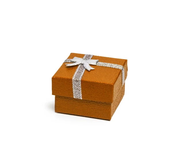 橙色礼品盒, 带白色 backg 的银色丝带 — 图库照片
