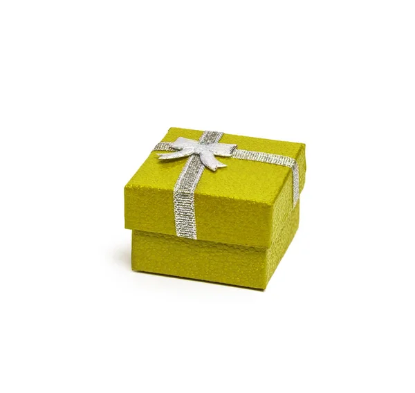 白色 backg 带银色丝带的黄色礼品盒 — 图库照片