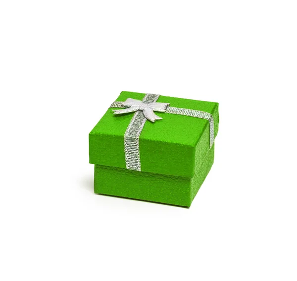 Caja de regalo de color verde con cinta de plata aislada en fondo blanco —  Fotos de Stock