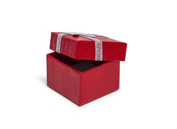 Open rood geschenkdoos met zilver lint geïsoleerd op een witte pagina — Stockfoto