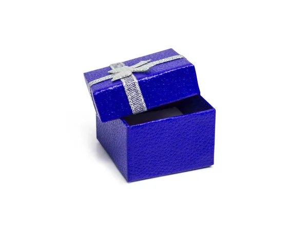 打开深蓝色礼品盒与银色丝带分离在白色 bac — 图库照片