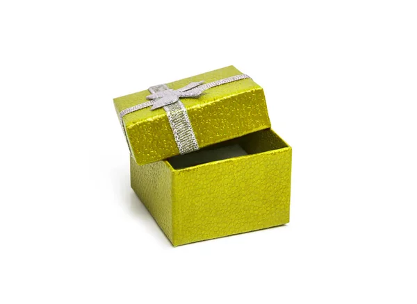 Otwórz kolor żółty pudełko z srebrnej wstążki na białym tle — Zdjęcie stockowe