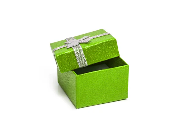 シルバー リボンの白で隔離と開いて緑色ギフト ボックス — ストック写真