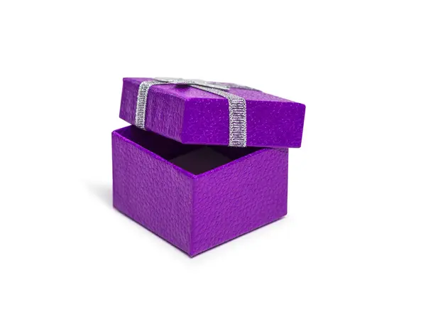 Otevřené fialová Dárková krabice se stříbrnou stuhou izolovaných na bílém pozadí — Stock fotografie