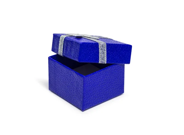 Open Blue gift box met zilver lint geïsoleerd op witte CHTERGRO — Stockfoto