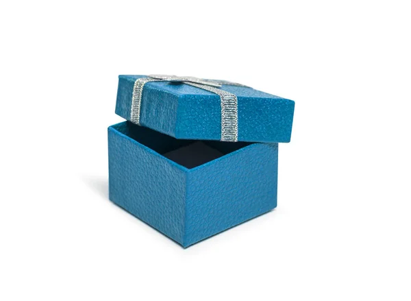 白色 backgrou 上有银色丝带的开放式蓝色礼品盒 — 图库照片