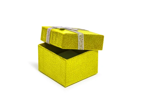 Otevřené žluté krabičky se stříbrnou stuhou izolovaných na bílém pozadí — Stock fotografie