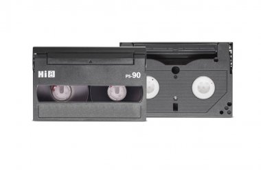 beyaz zemin üzerine mini dv kaset
