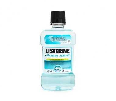 Listerine gargara konteyner beyaz arka plan üzerinde.